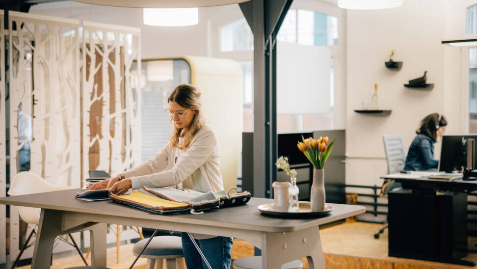 Blogbeitrag, Naturtöne und Plüsch: Trends von der Mailänder Möbumäss, Andrea McCabe